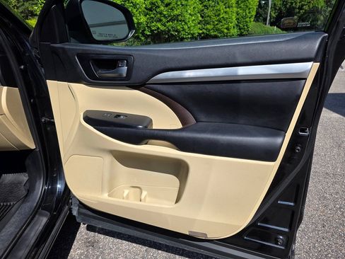Used 2019 Toyota Highlander XLE AWD/4WD image 36