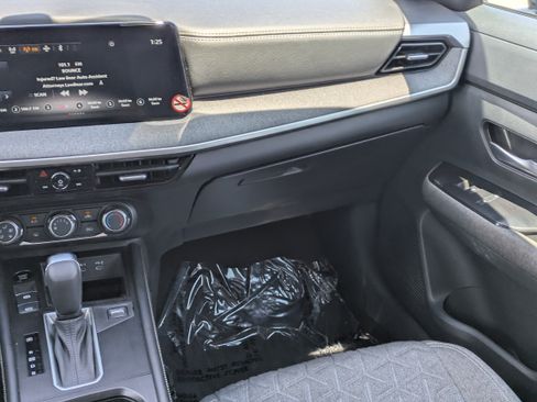 Used 2025 Nissan Kicks SV AWD/4WD image 18