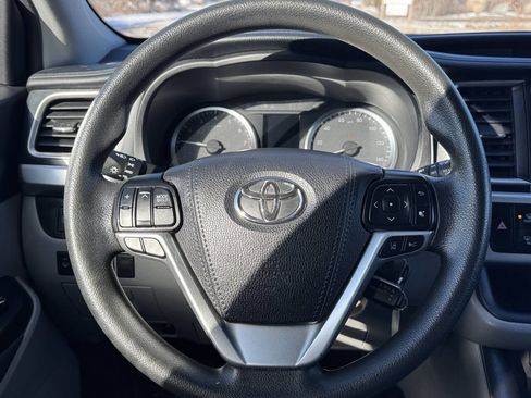 Used 2019 Toyota Highlander AWD V6 image 24