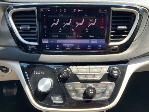 Used 2023 Chrysler Pacifica Touring-L FWD image 34