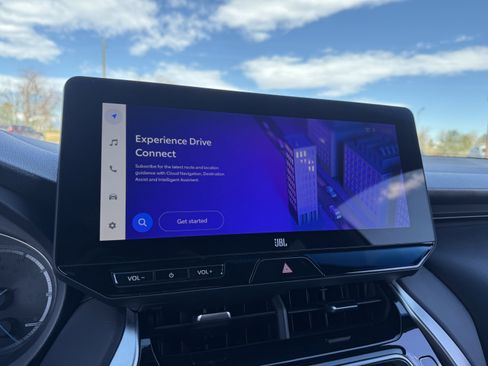 Used 2024 Toyota Venza XLE image 25