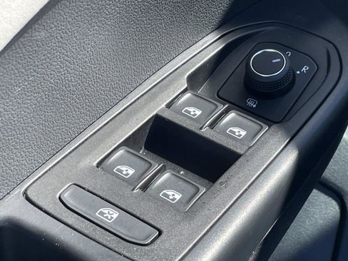 Certified 2025 Volkswagen Taos SE w/ Panoramic Sunroof Package image 16