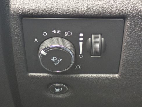 Used 2018 Jeep Grand Cherokee Laredo image 18