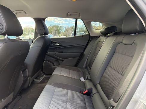 Used 2025 Chevrolet Trax LT w/ LT Convenience Package image 10