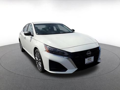 Used 2025 Nissan Altima 2.5 SV FWD image 3