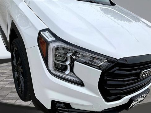 Used 2024 GMC Terrain SLT w/ LPO, 'HIT The Road' Package AWD/4WD image 33