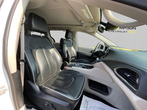 Used 2023 Chrysler Pacifica Limited image 15