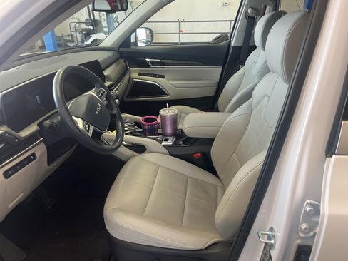 Used 2024 Kia Telluride EX w/ EX Captain's Chair Package AWD/4WD image 4