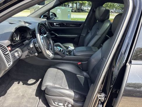 Used 2021 Porsche Cayenne w/ Premium Package AWD/4WD image 14
