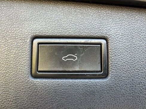 Certified 2021 Volkswagen Tiguan SEL image 8