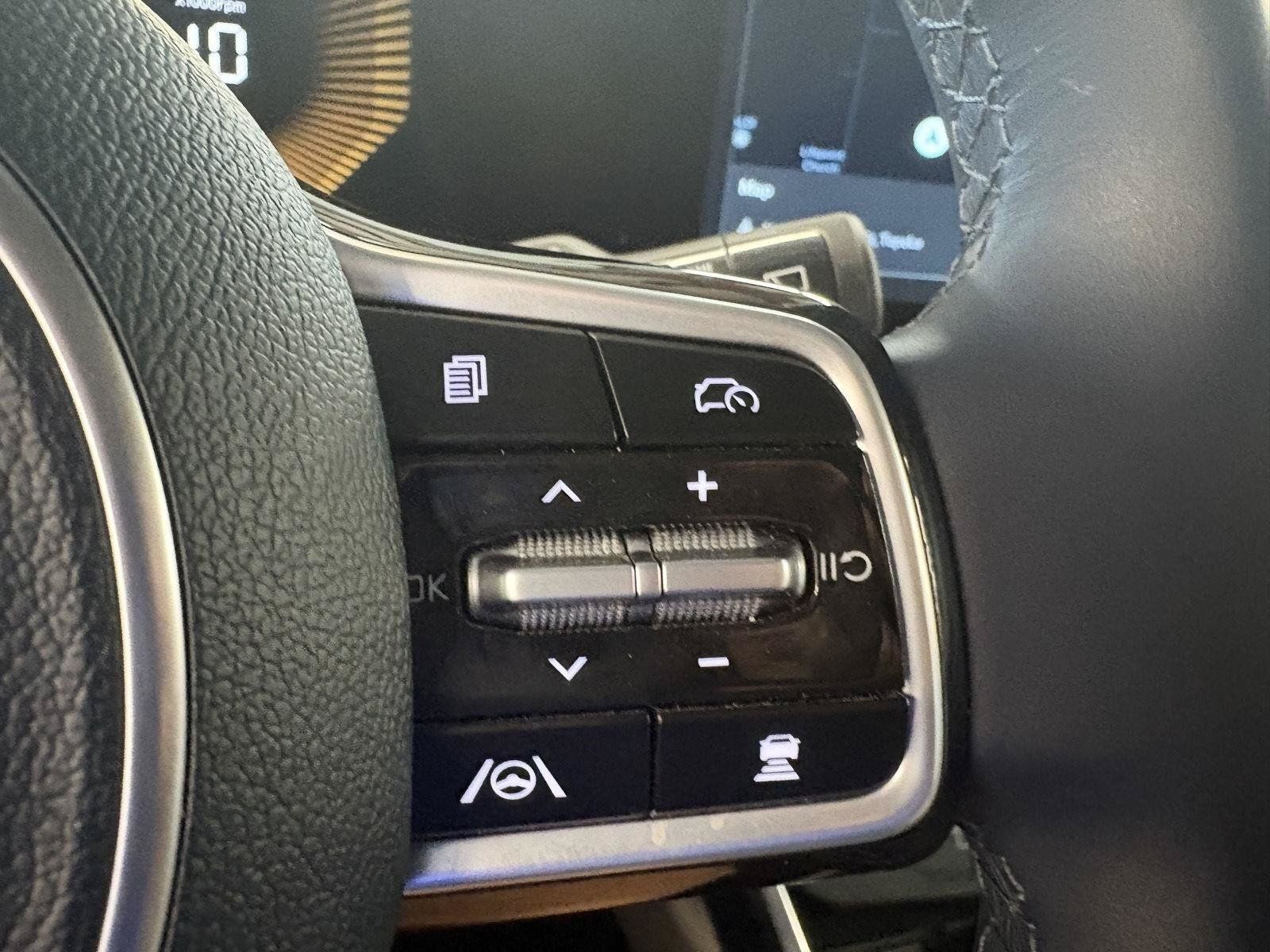 Certified 2026 Kia Carnival EX FWD image 30