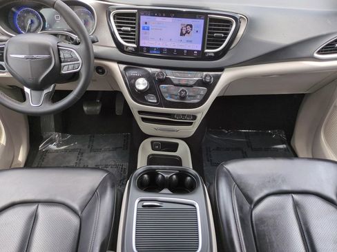Used 2023 Chrysler Pacifica Touring-L FWD image 15