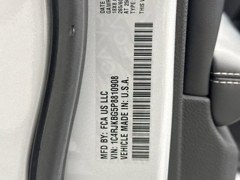 Used 2023 Jeep Grand Cherokee L Limited AWD/4WD image 11