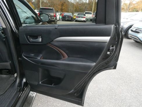 Used 2019 Toyota Highlander XLE image 29