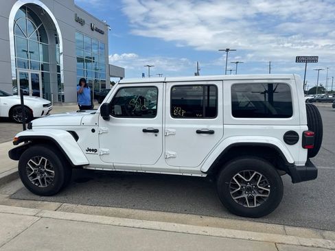 Used 2025 Jeep Wrangler Unlimited Sahara AWD/4WD image 11