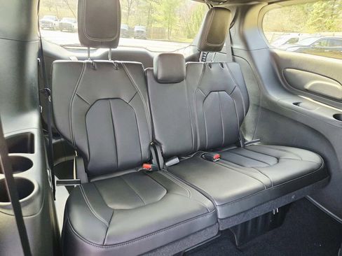 New 2026 Chrysler Pacifica Select image 15