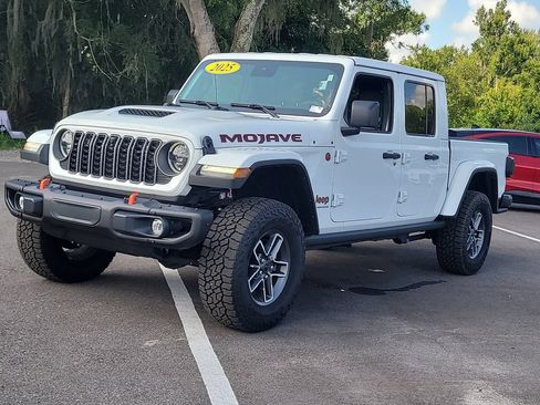 Used 2025 Jeep Gladiator Mojave AWD/4WD image 2