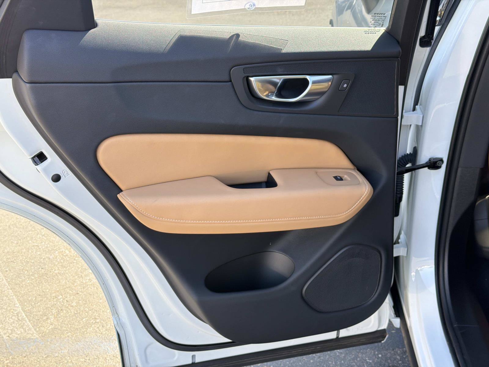 Certified 2023 Volvo XC60 T8 Ultimate w/ Climate Package AWD/4WD image 20