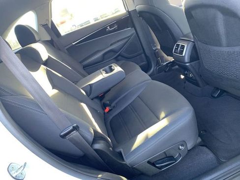 Used 2020 Kia Sorento LX image 12
