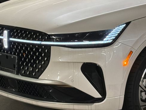 New 2026 Lincoln Nautilus Reserve AWD/4WD image 2
