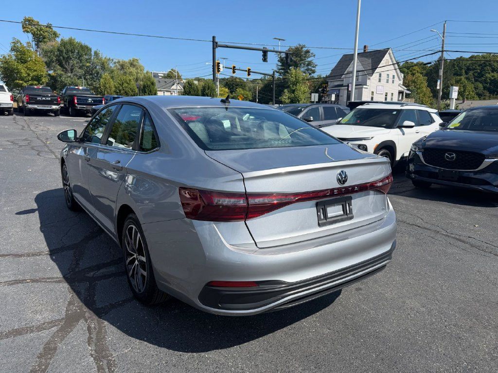 Used 2025 Volkswagen Jetta SE FWD image 3