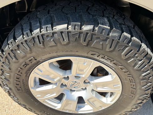 Used 2018 Nissan Titan SV RWD image 8