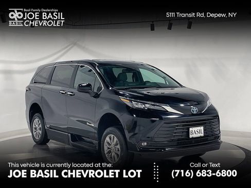 Used 2025 Toyota Sienna XLE image 1