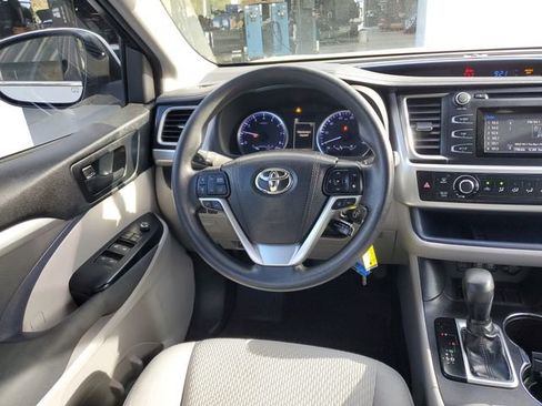 Used 2018 Toyota Highlander LE image 11