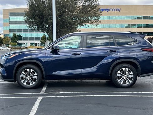 Used 2024 Toyota Highlander XLE image 7