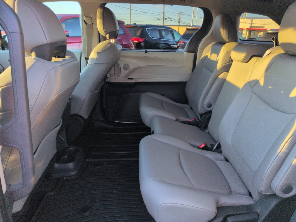 Certified 2023 Toyota Sienna XLE FWD image 25