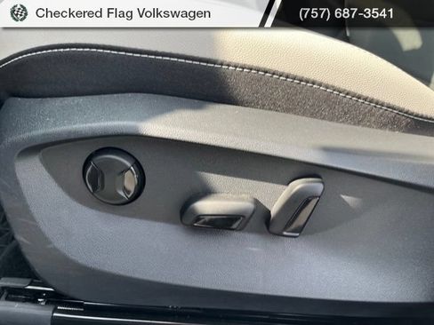Used 2025 Volkswagen Taos SE AWD/4WD image 24