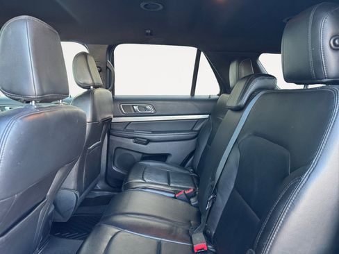 Used 2018 Ford Explorer XLT w/ Equipment Group 202A image 13