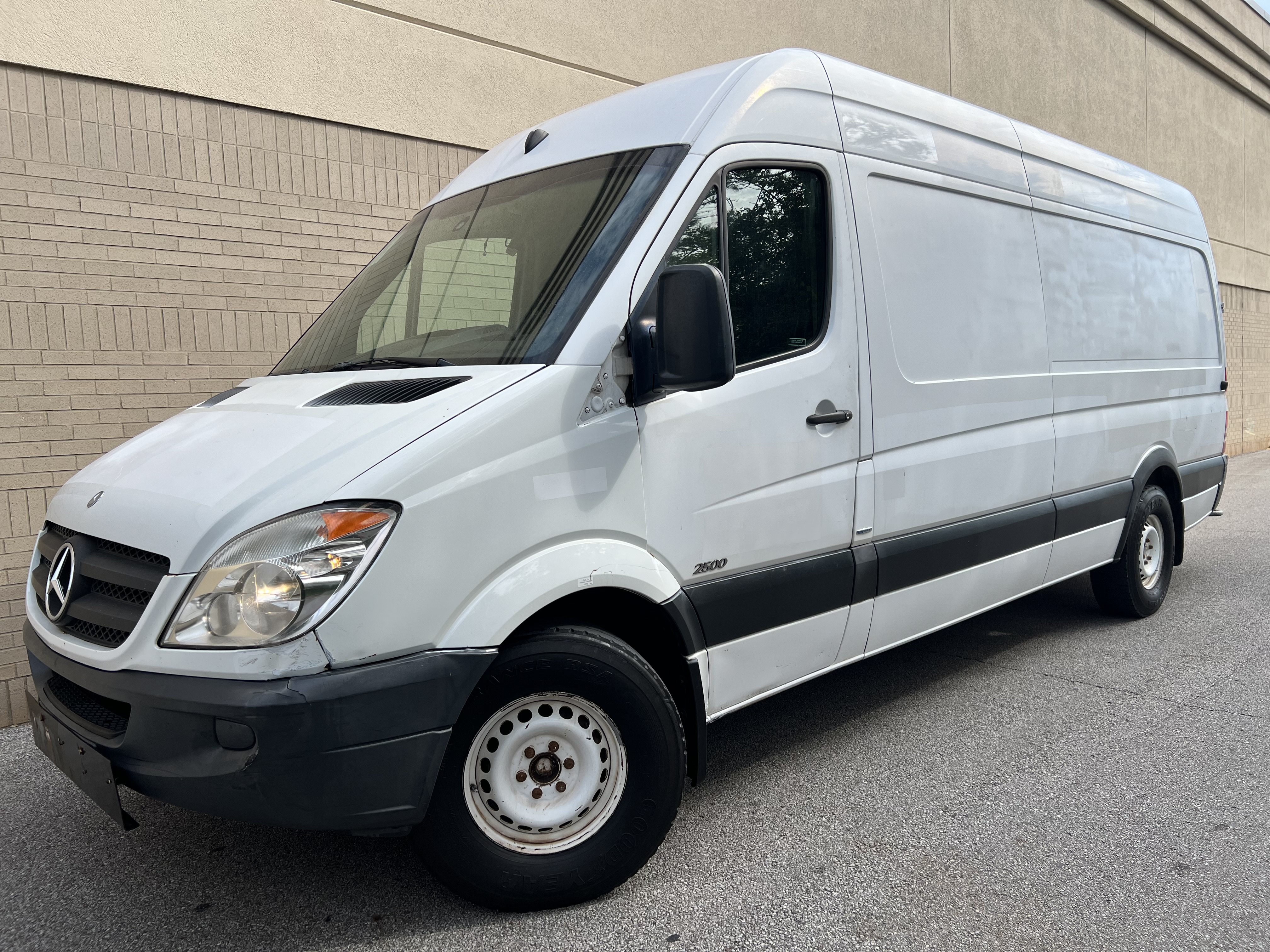 Used 2011 Mercedes-Benz Sprinter 2500 image 2