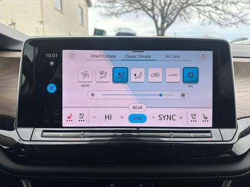 Used 2025 Volkswagen Atlas SE image 13