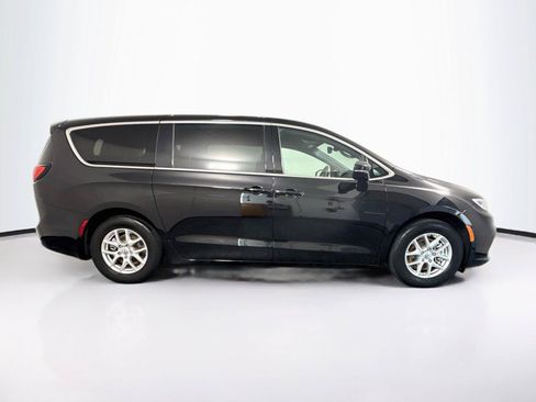 Used 2025 Chrysler Pacifica Select FWD image 6
