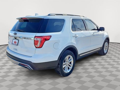 Used 2017 Ford Explorer XLT image 5
