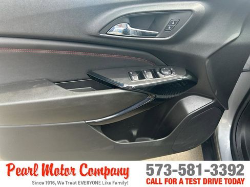 Used 2024 Chevrolet Trax RS w/ Sunroof Package FWD image 9
