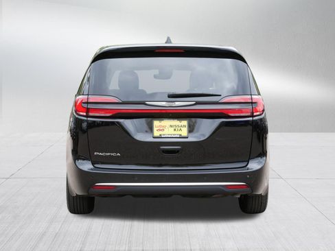 Used 2024 Chrysler Pacifica Touring-L FWD image 6