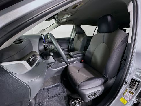 Used 2023 Toyota Highlander LE image 12