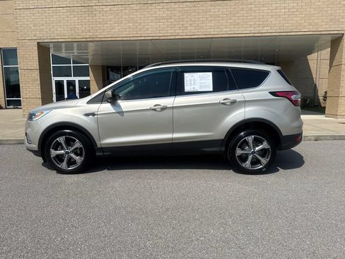 Used 2017 Ford Escape SE w/ Equipment Group 201A FWD image 1