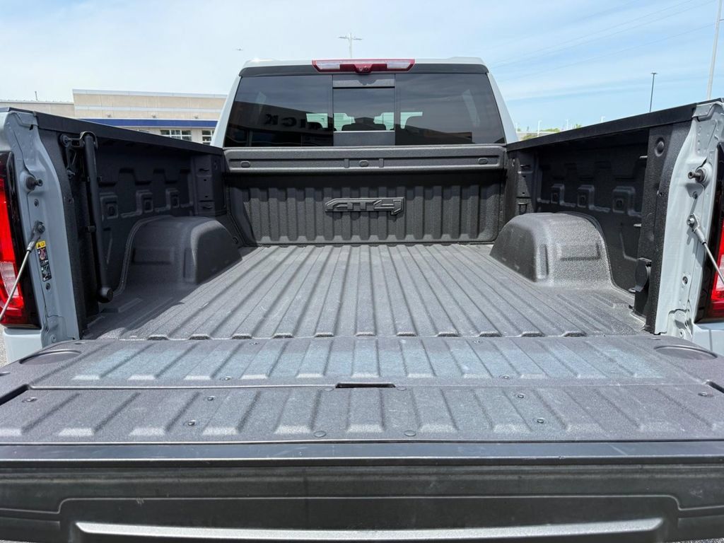 Used 2024 GMC Sierra 1500 AT4 w/ Technology Package AWD/4WD image 5