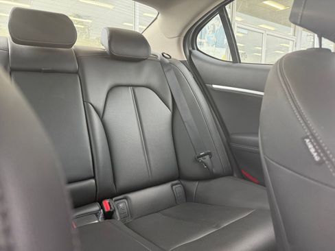 Used 2025 Genesis G70 2.5T image 37