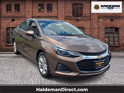 Used 2019 Chevrolet Cruze LT w/ Convenience Package FWD image 1
