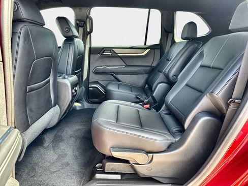 Used 2026 GMC Acadia Elevation w/ Elevation Premium Package FWD image 12