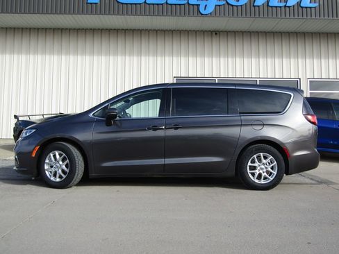 Used 2023 Chrysler Pacifica Touring-L image 11