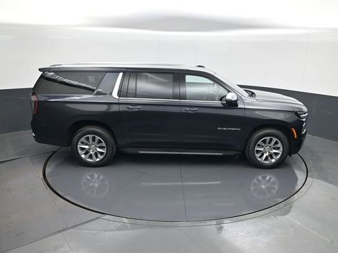 Used 2025 Chevrolet Suburban Premier AWD/4WD image 17