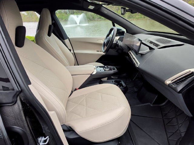 Used 2024 BMW iX xDrive50 w/ Premium Package AWD/4WD image 29