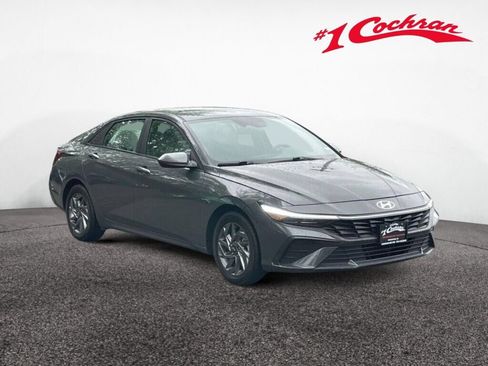Used 2024 Hyundai Elantra SEL FWD image 1