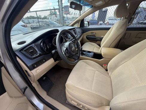 Used 2016 Kia Sedona LX w/ Option Group 020 FWD image 7