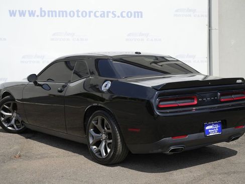 Used 2015 Dodge Challenger SXT image 4